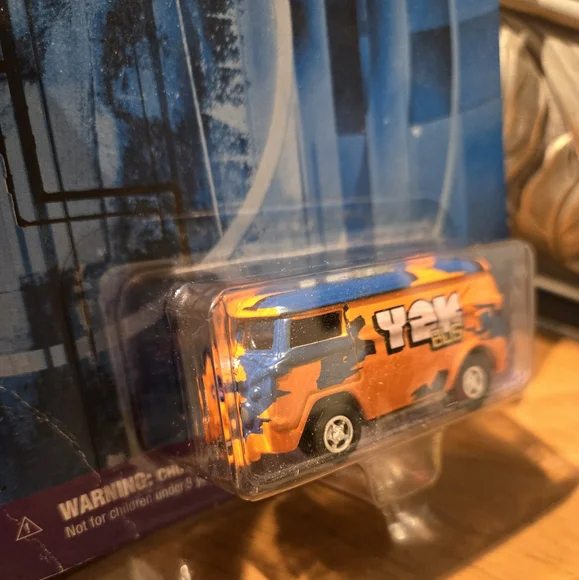 Johnny Lightning .com Racers Y2K Bus - Picture 2 of 4